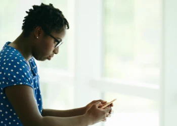 O que os usuários de redes sociais têm em comum com prisioneiros de guerra?