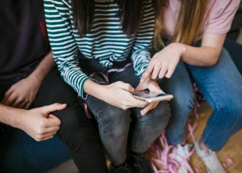 Metade dos adolescentes diz que redes sociais fazem mal à saúde mental