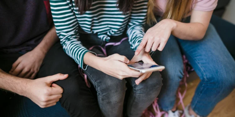 Metade dos adolescentes diz que redes sociais fazem mal à saúde mental