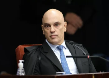Moraes mantém multa a Filipe Martins por aparecer nas redes do advogado