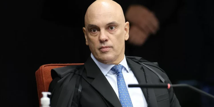 Moraes mantém multa a Filipe Martins por aparecer nas redes do advogado
