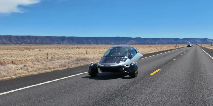 Carro movido a sol? Startup faz viagem histórica de 480 km apenas com energia solar