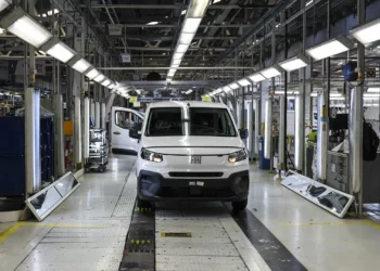 Bruxelas quer introduzir inspeções periódicas obrigatórias a veículos elétricos