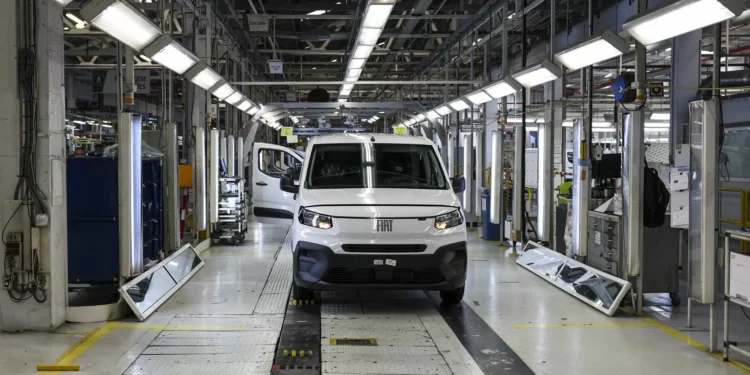 Bruxelas quer introduzir inspeções periódicas obrigatórias a veículos elétricos