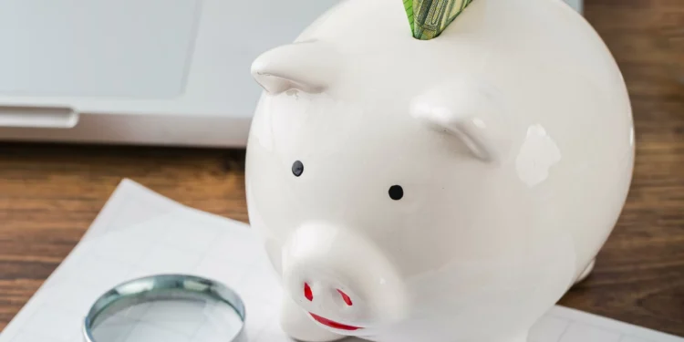 Mais de 59 milhões investem e 32 milhões economizam sem investir, diz Anbima