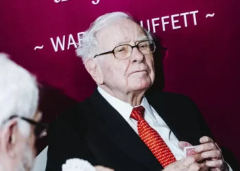 Aumento da fortuna de Buffett em 2025 se destaca em meio à queda entre bilionários