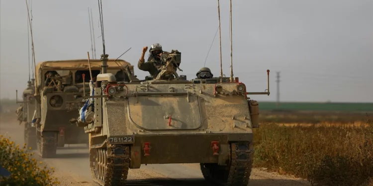 Israel mobiliza dezenas de milhares de reservistas