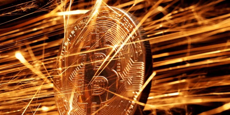 Bitcoin ultrapassa marca de US$ 100 mil com atenção a acordo entre Reino Unido e EUA