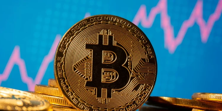Bitcoin atinge novo máximo histórico de quase 112 mil dólares