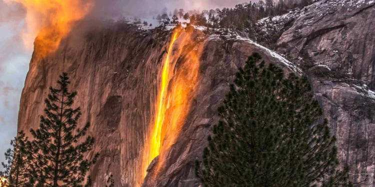 Cachoeira de fogo de Yosemite: o que é e como acontece o fenômeno natural que parece lava
