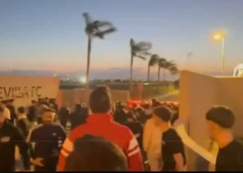 Adeptos em fúria. Jogadores do Sevilha pernoitam no centro de estágio