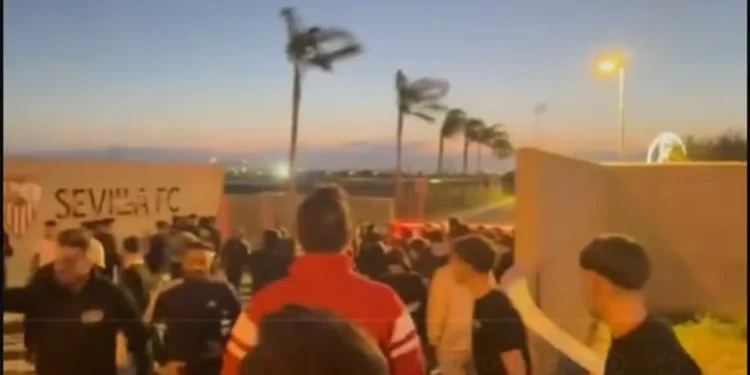 Adeptos em fúria. Jogadores do Sevilha pernoitam no centro de estágio