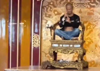 Homem danifica trono imperial no Vietname após invadir área restrita em palácio