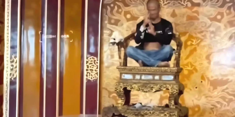 Homem danifica trono imperial no Vietname após invadir área restrita em palácio