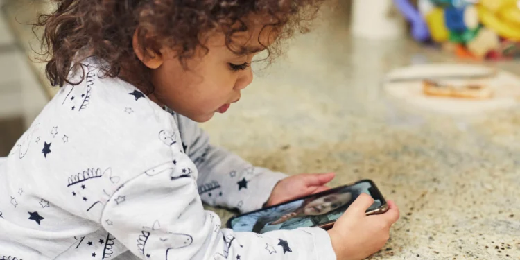 Qual a idade certa para crianças terem acesso a telas?