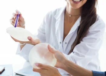 Uso de apps de relacionamento estimula procedimentos estéticos, diz estudo