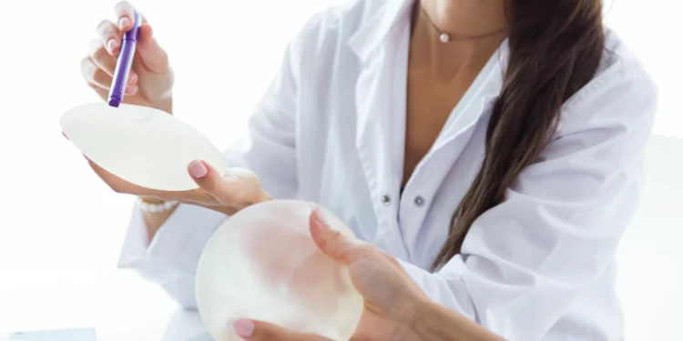 Uso de apps de relacionamento estimula procedimentos estéticos, diz estudo