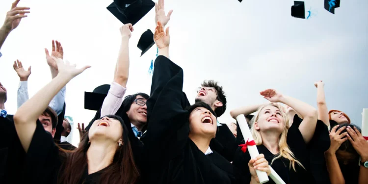 Quanto é possível economizar na faculdade dos filhos com o Tesouro Educa+?