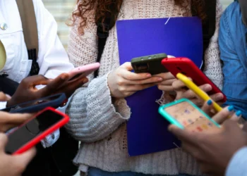 Uso de redes sociais entre jovens é problema coletivo, diz Jonathan Haidt
