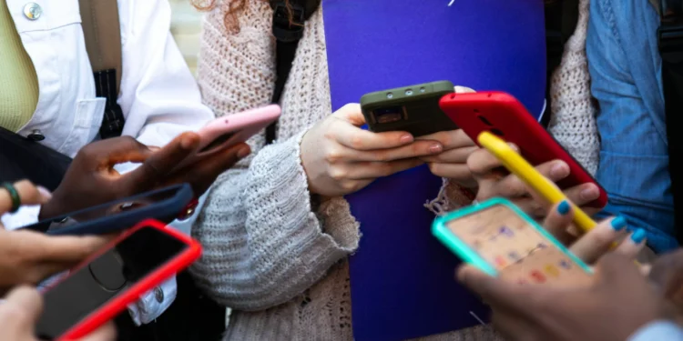 Uso de redes sociais entre jovens é problema coletivo, diz Jonathan Haidt