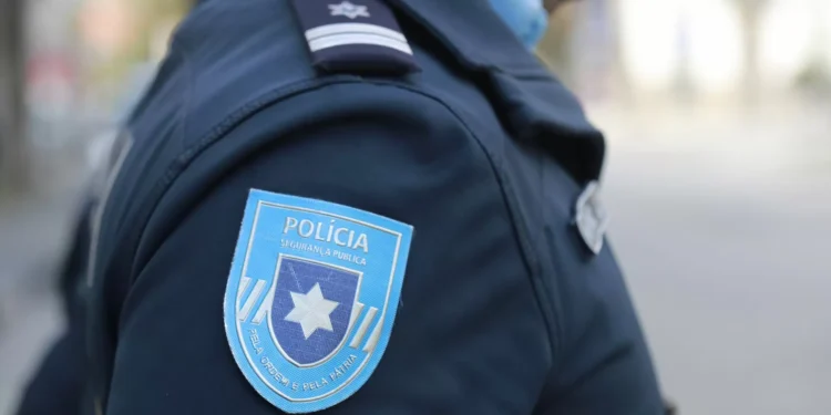 Um detido e quatro espaços encerrados em operação no antigo centro comercial de Queluz