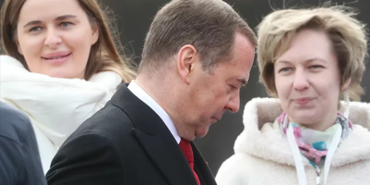 Ex-presidente russo Medvedev alerta Trump para risco de “3.ª Guerra Mundial”