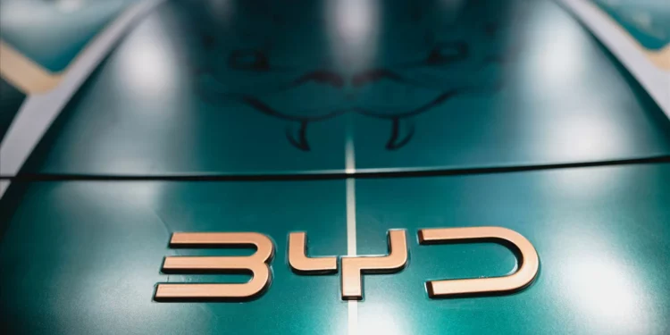 Inédito. BYD ultrapassa Tesla nas vendas de carros elétricos na Europa