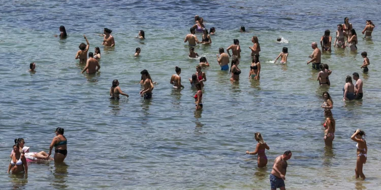 Doze distritos sob aviso amarelo devido ao calor entre sexta-feira e sábado