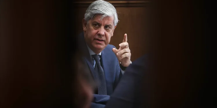 Banco de Portugal revê crescimento em baixa este ano e prevê um défice maior em 2026