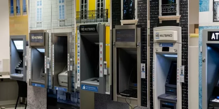 Regras para levantar dinheiro nos multibancos mudam este sábado