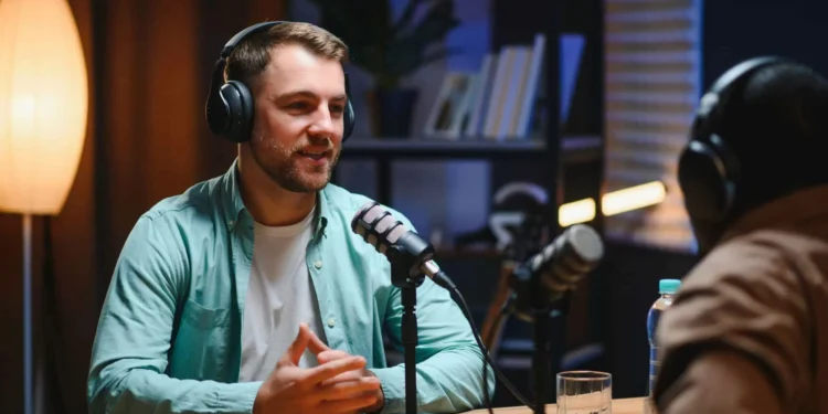 O que é podcast? Entenda como funciona o formato e por que faz tanto sucesso