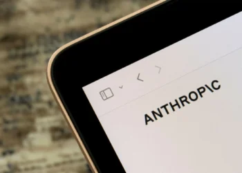 Anthropic é liberada para usar livros em treinamento, mas responde por pirataria
