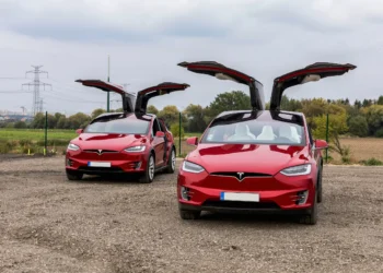 Vende-se carro usado: Trump vai se desfazer de seu Tesla vermelho