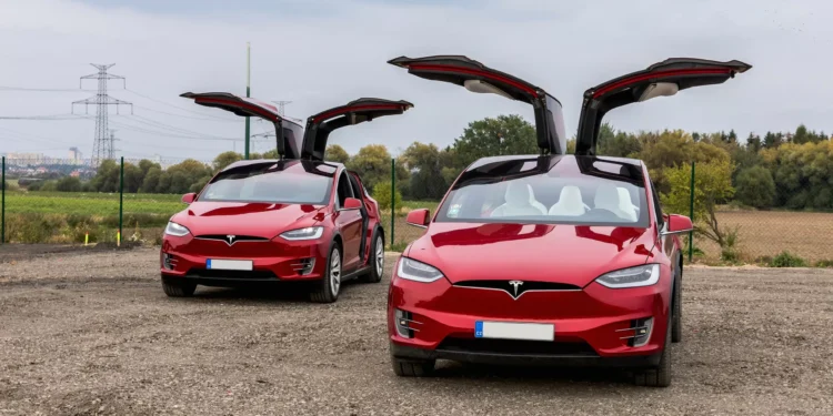 Vende-se carro usado: Trump vai se desfazer de seu Tesla vermelho