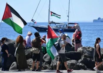 Médio Oriente: Israel desvia navio ativista com ajuda humanitária