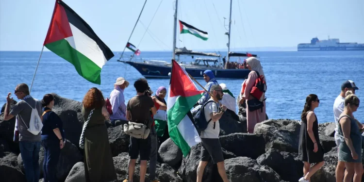 Médio Oriente: Israel desvia navio ativista com ajuda humanitária