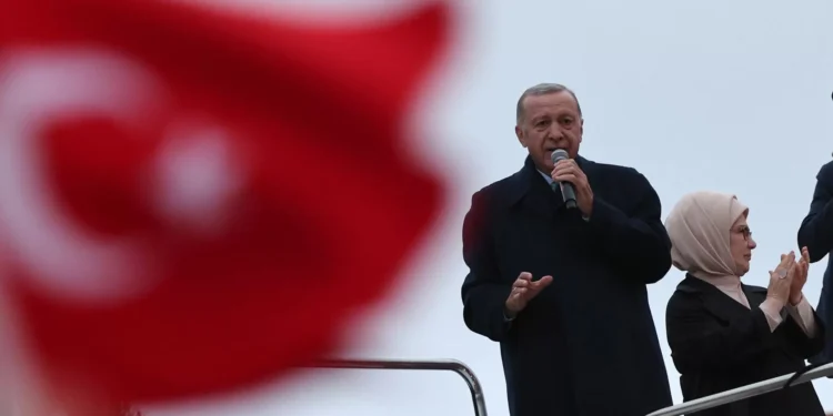 Turquia ordena detenção de jornalistas de revista satírica devido a desenho de Maomé