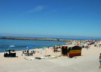 Dois jovens e dois nadadores-salvadores resgatados do mar em praia de Espinho