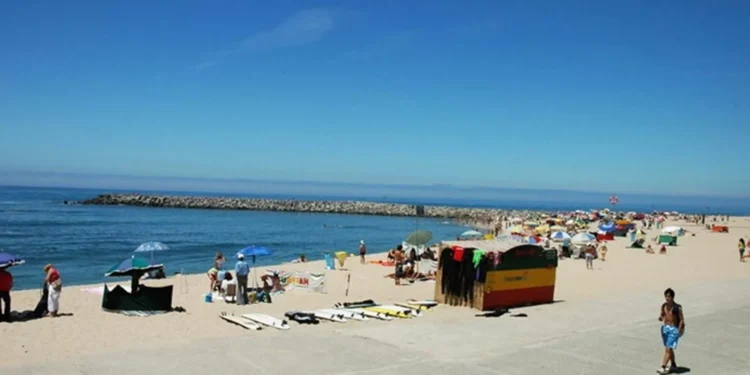 Dois jovens e dois nadadores-salvadores resgatados do mar em praia de Espinho