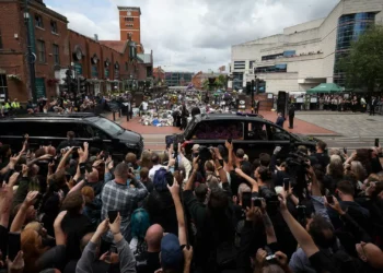Música e lágrimas. Milhares no funeral de Ozzy Osbourne