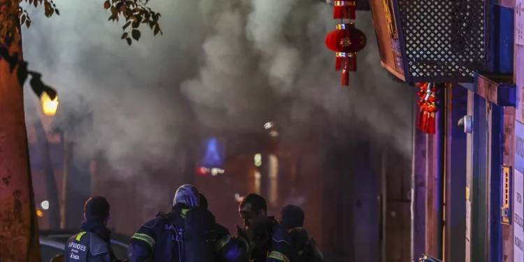 Incêndio em loja corta trânsito e causa sobressalto em Alcântara