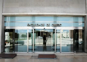 Aluno apanhado com cábulas agride duas professoras na Faculdade de Direito