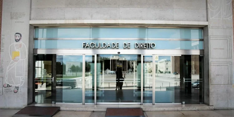 Aluno apanhado com cábulas agride duas professoras na Faculdade de Direito