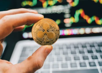 XRP sobe 40% em 1 mês, se consolida como 3ª maior cripto e mira recorde; veja motivos