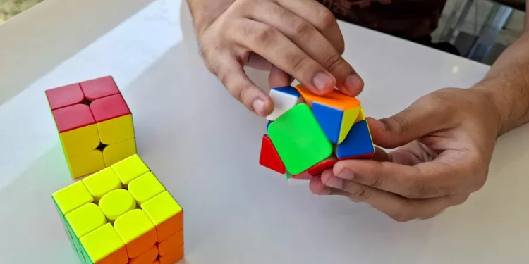 Cubo mágico: Portugal recebe competição com provas de velocidade e só com uma mão