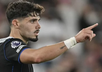 Chelsea goleia com golo de Pedro Neto