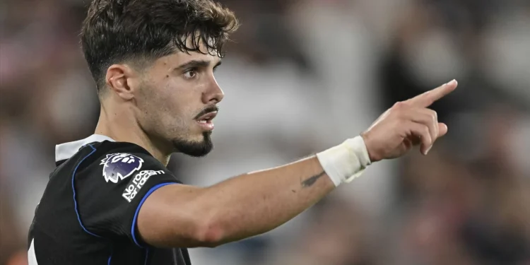 Chelsea goleia com golo de Pedro Neto