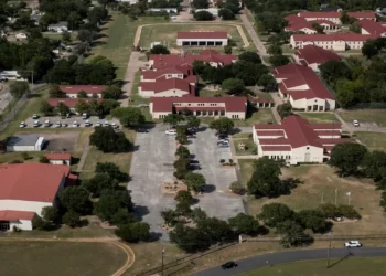 Ex-parceira de Jeffrey Epstein transferida para prisão de segurança mínima