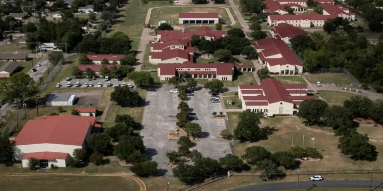 Ex-parceira de Jeffrey Epstein transferida para prisão de segurança mínima