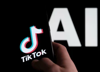 TikTok aposta em IA e demite equipe de moderação no Reino Unido